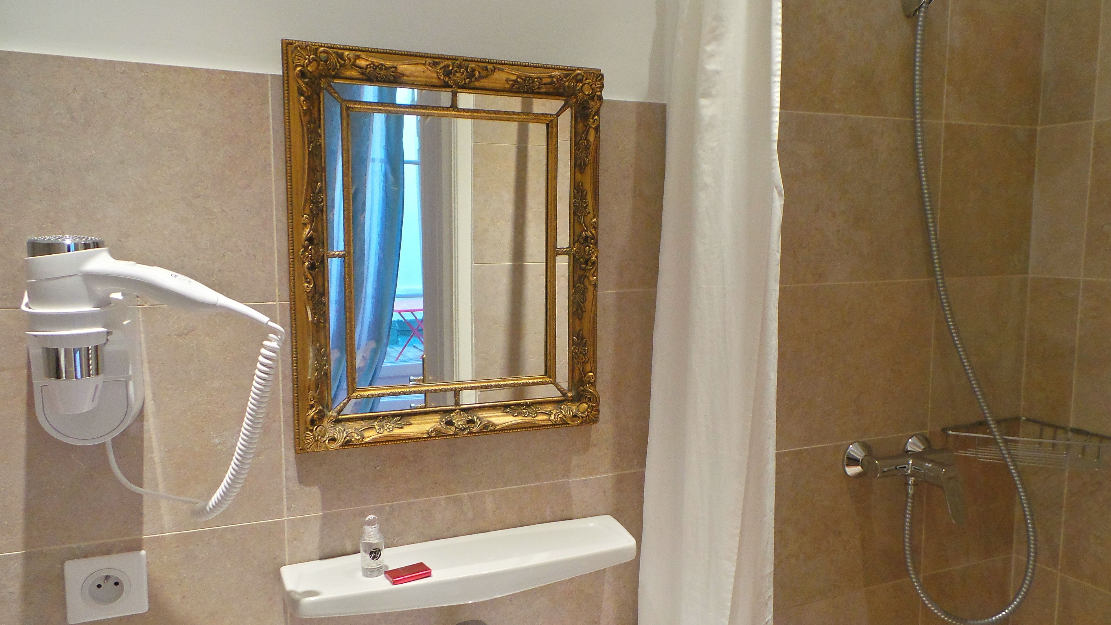 shower, rainfall showerhead, free toiletries, hair dryer