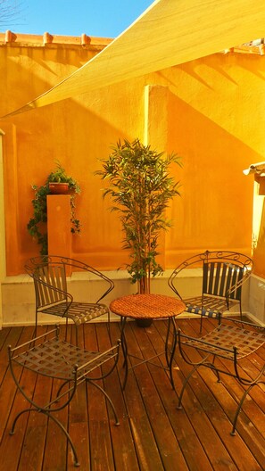 Quarto casal standard, varanda, vista para o pátio | Terraço/pátio