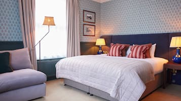 Habitación familiar | Escritorio, cortinas blackout y tabla de planchar con plancha