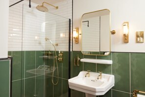 Tweepersoonskamer | Badkamer | Een douche, gratis toiletartikelen, een haardroger, handdoeken