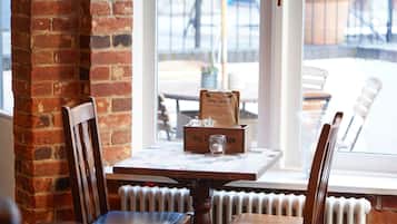 供应早餐、午餐和晚餐,英国菜