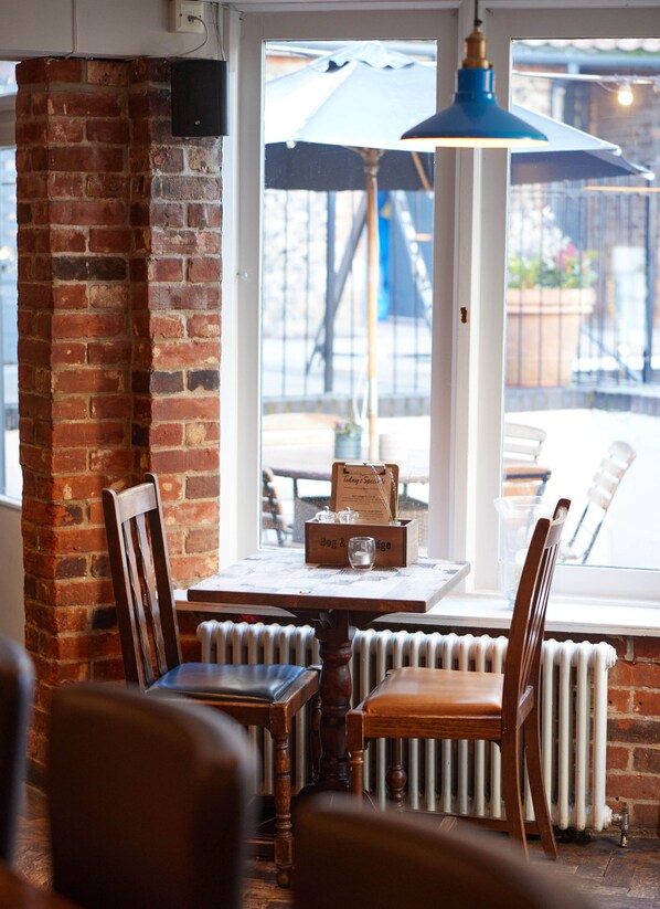 Serveert ontbijt, lunch, diner, Britse gerechten 