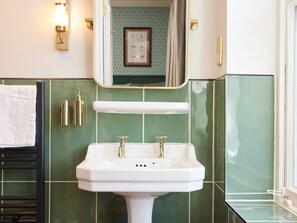 Chambre double | Salle de bain | Douche, articles de toilette (gratuits), séchoir à cheveux