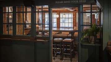 Serviert Frühstück, Mittagessen und Abendessen