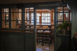 ให้บริการ: อาหารเช้า, อาหารกลางวัน, อาหารเย็น