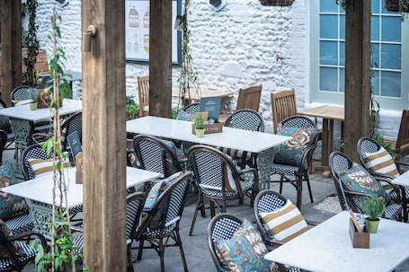Terrace/patio. The Dog & Partridge by Greene King Inns