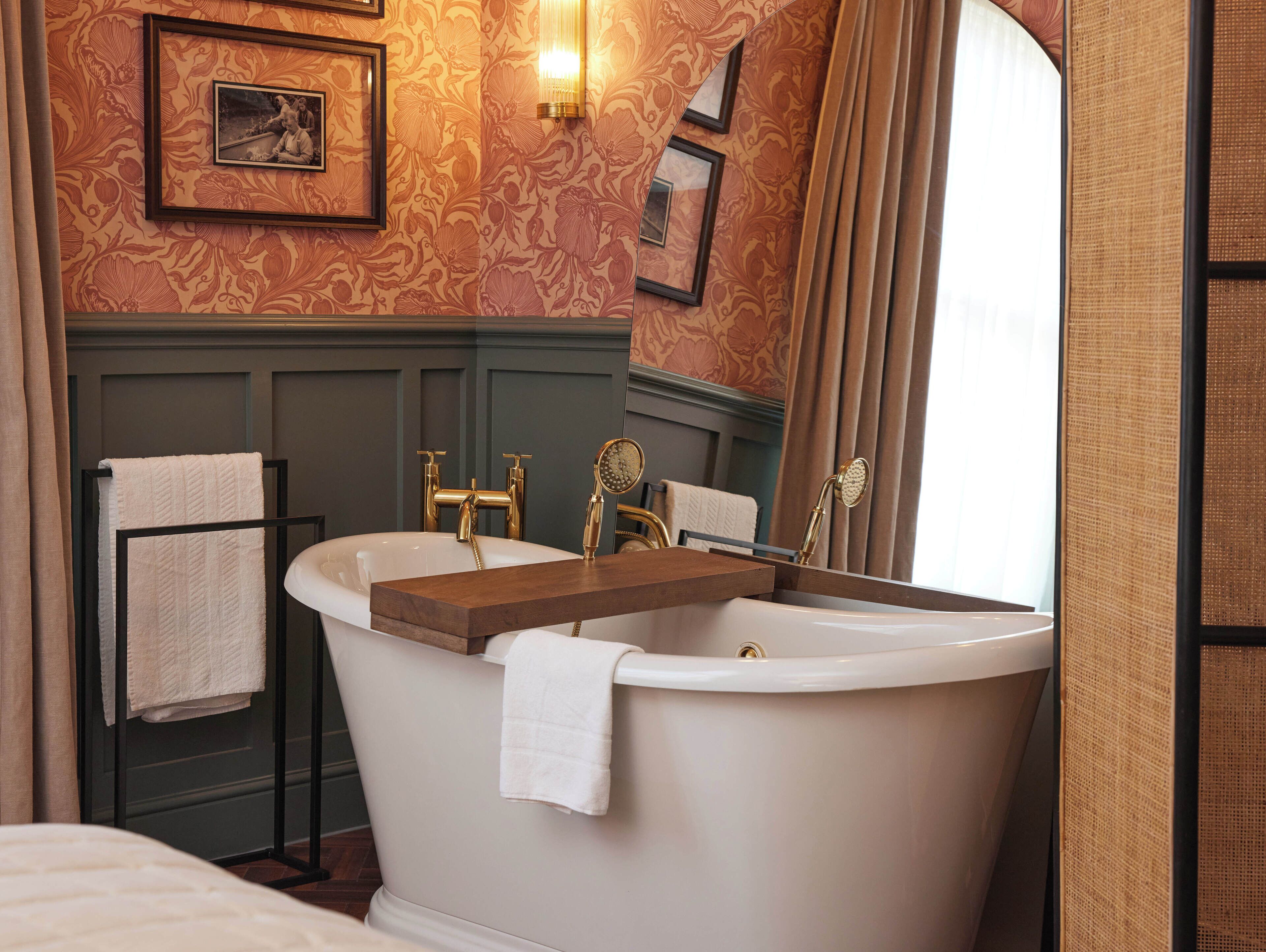 Deluxe-dobbeltværelse | Badeværelse | Bruser, gratis toiletartikler, hårtørrer, håndklæder