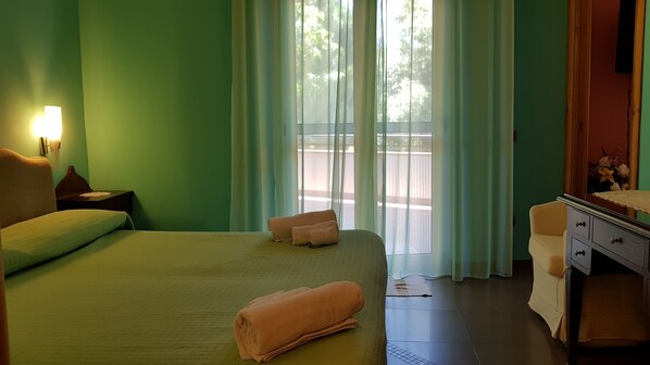 Habitación con 1 cama matrimonial o 2 individuales | Decoración personalizada, muebles diferentes, escritorio y wifi gratis 