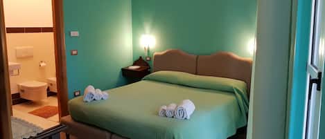 Doppel- oder Zweibettzimmer | Individuell dekoriert, individuell eingerichtet, Schreibtisch