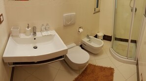 Dusche, kostenlose Toilettenartikel, Haartrockner, Bademäntel