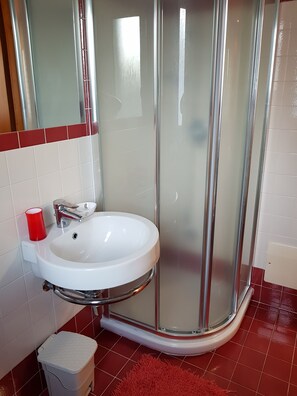 Double or Twin Room | Bathroom | Shower, free toiletries, hair dryer, bathrobes - B&B Casa del Sole (Satriano)