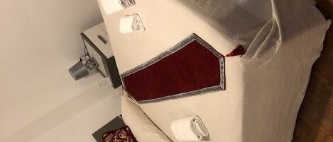 客房內保險箱、書桌、遮光布/窗簾、熨斗/熨衣板