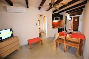 Grand Studio | Living area | 60-cm flat-screen TV with cable channels, TV - Le California Motel (Vico)