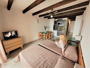 Grand Studio | Living area | 60-cm flat-screen TV with cable channels, TV - Le California Motel (Vico)