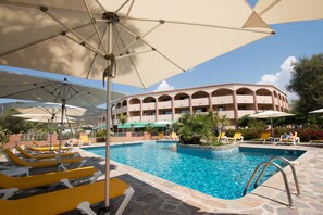 Piscine extérieure (ouverte en saison), parasols de plage