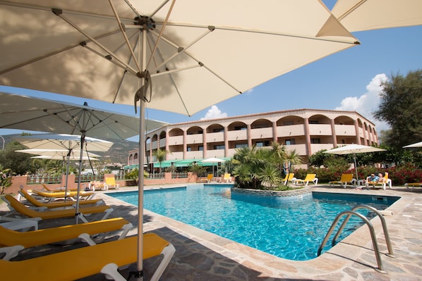 Piscine extérieure (ouverte en saison), parasols de plage