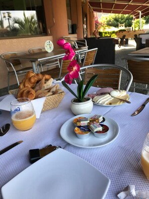 Desayuno continental todos los días (con cargo) 