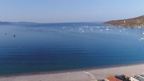 A coastal view with boats on the water and a beach. - Le California Motel (Vico)