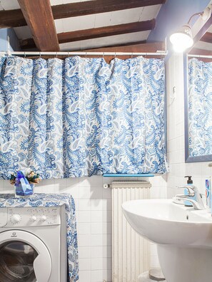 Studio | Salle de bain | Douche, douche cascade, serviettes fournies