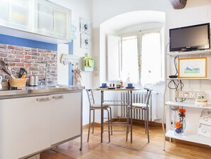 Studio | Repas dans la chambre