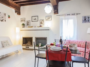 Apartment, 1 Bedroom | In-room dining