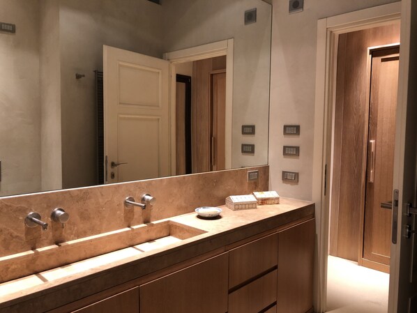 Phòng Suite Deluxe, bồn tắm thủy lực | Phòng tắm | Máy sấy tóc, chậu vệ sinh/vòi rửa, khăn tắm