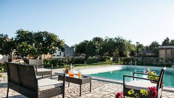 Piscine extérieure (ouverte en saison), chaises longues