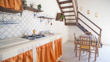 Studio Deluks (Mezzanine 5F) | Dapur pribadi | Lemari es, kompor, dan peralatan masak/sendok-piring