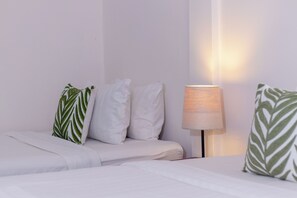Chambre triple Prestige, accès à la piscine | Literie de qualité, couette en duvet, minibar, coffre-fort