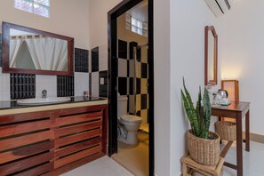 Chambre Premium Double ou avec lits jumeaux, accès piscine | Salle de bain | Douche, douche à « effet pluie », articles de toilette gratuits