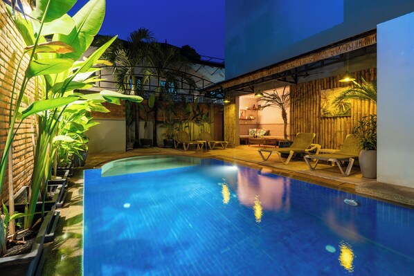 Outdoor pool, free pool cabanas, pool umbrellas