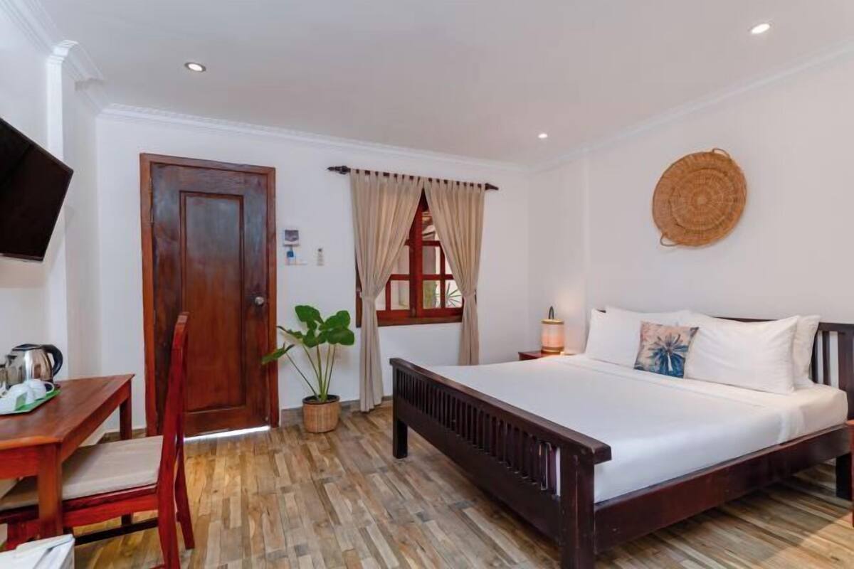 Premium bedding, down duvets, minibar, in-room safe