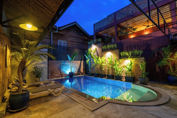 Piscine extérieure, cabanons gratuits, parasols de plage