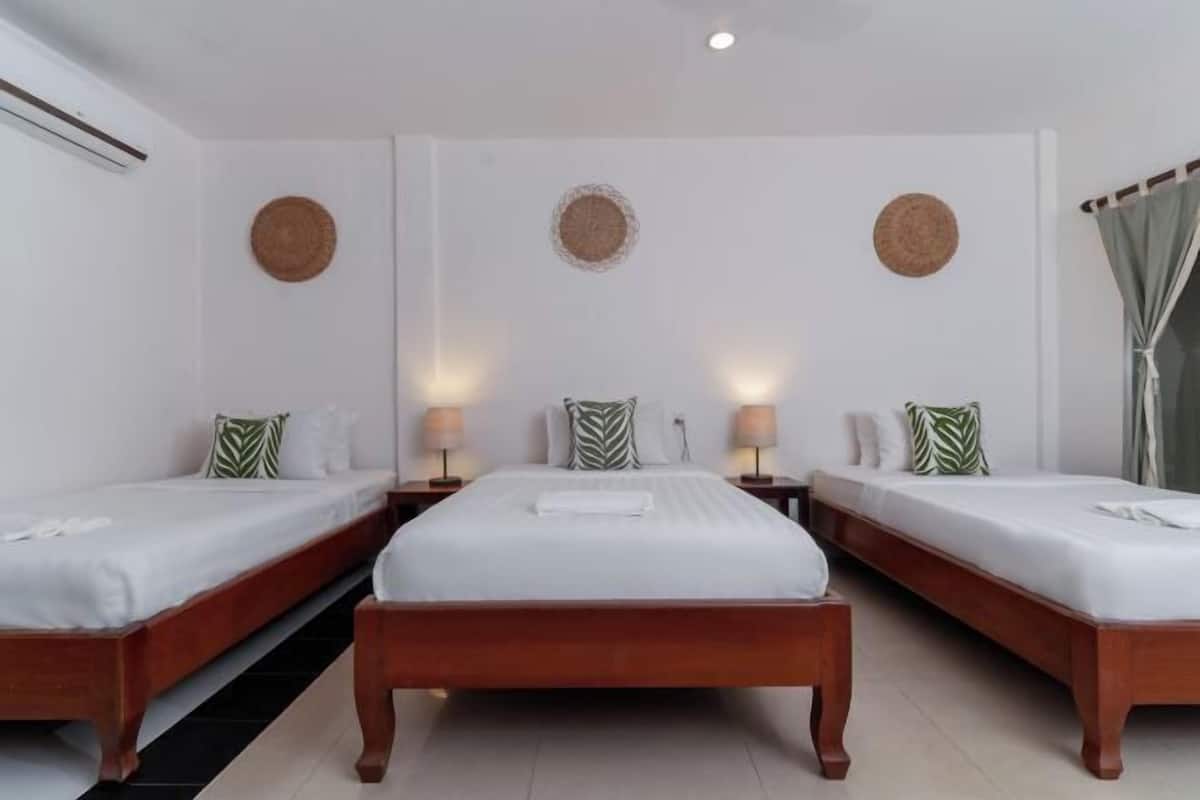 Premium bedding, down comforters, minibar, in-room safe