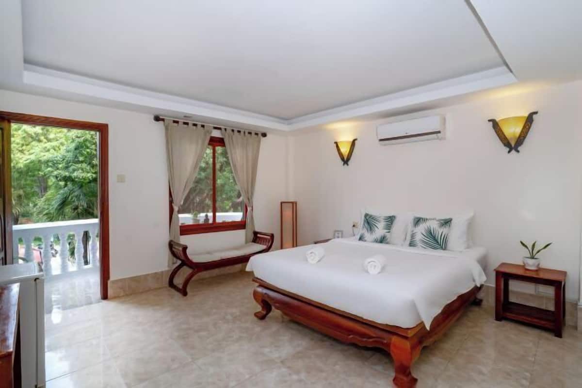 Premium bedding, down comforters, minibar, in-room safe