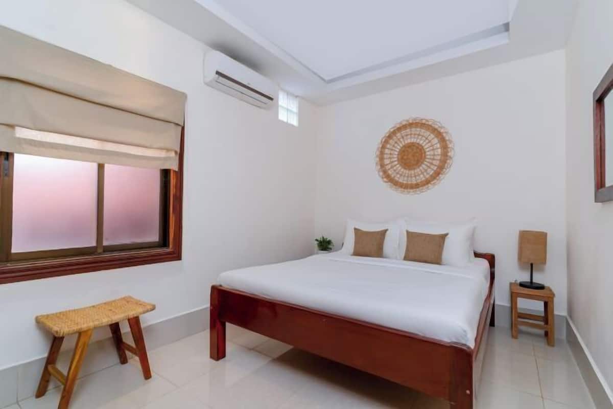 Premium bedding, down duvets, minibar, in-room safe