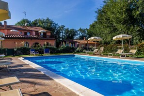 Piscine extérieure (ouverte en saison), parasols de plage
