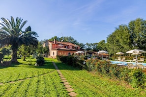 Seasonal outdoor pool, open 8:30 AM to 7:30 PM, pool umbrellas - Agriturismo Bio Fattoria Casetta (Gavorrano)