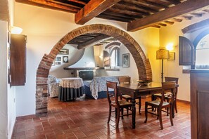 Appartement Supérieur, 1 chambre, patio, rez-de-chaussée | Coin séjour