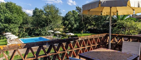 Romantisk lÀgenhet - 1 dubbelsÀng - terrass - utsikt mot poolen | Terrass/Patio