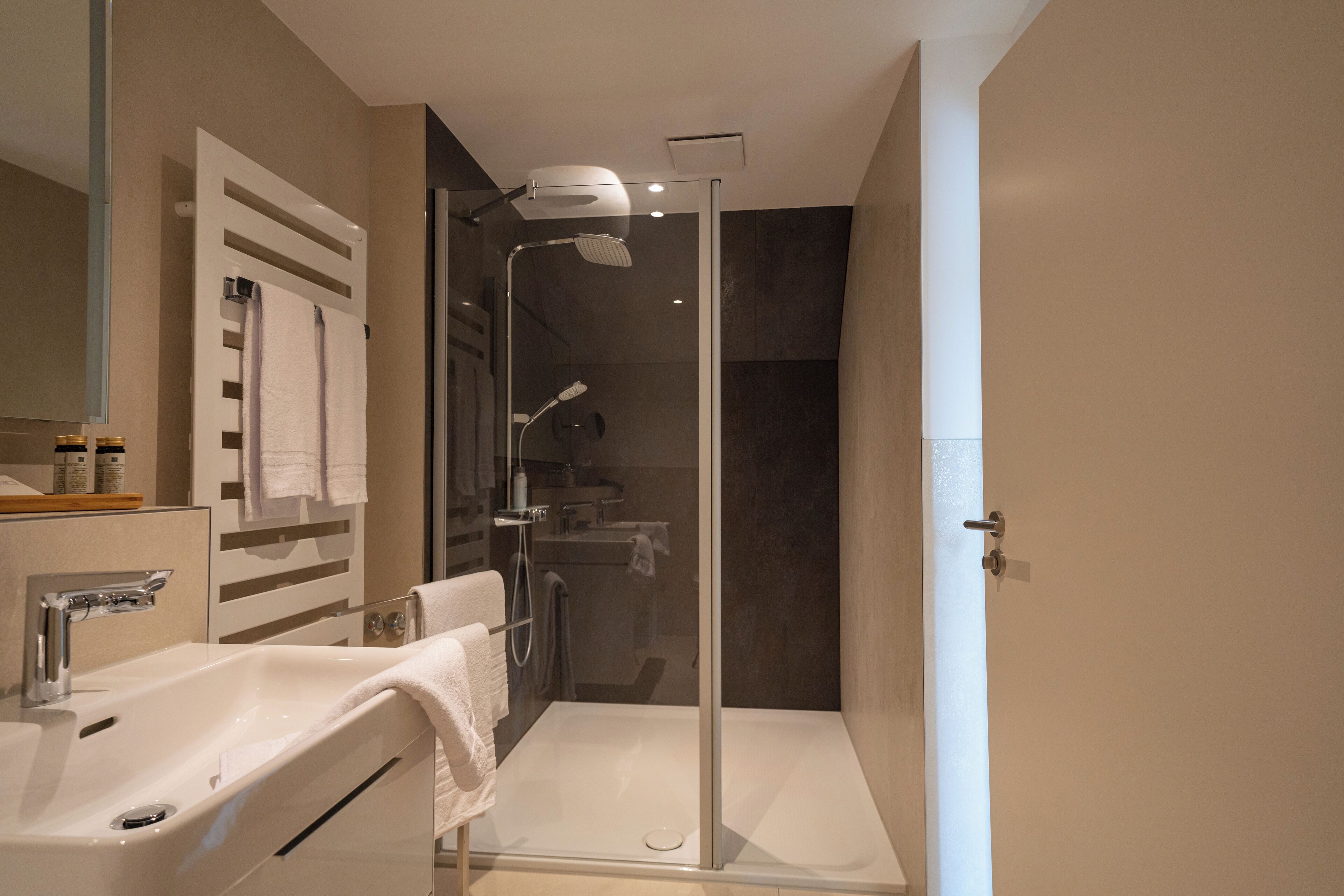 junior suite | bathroom | shower, free toiletries, hair dryer, towels