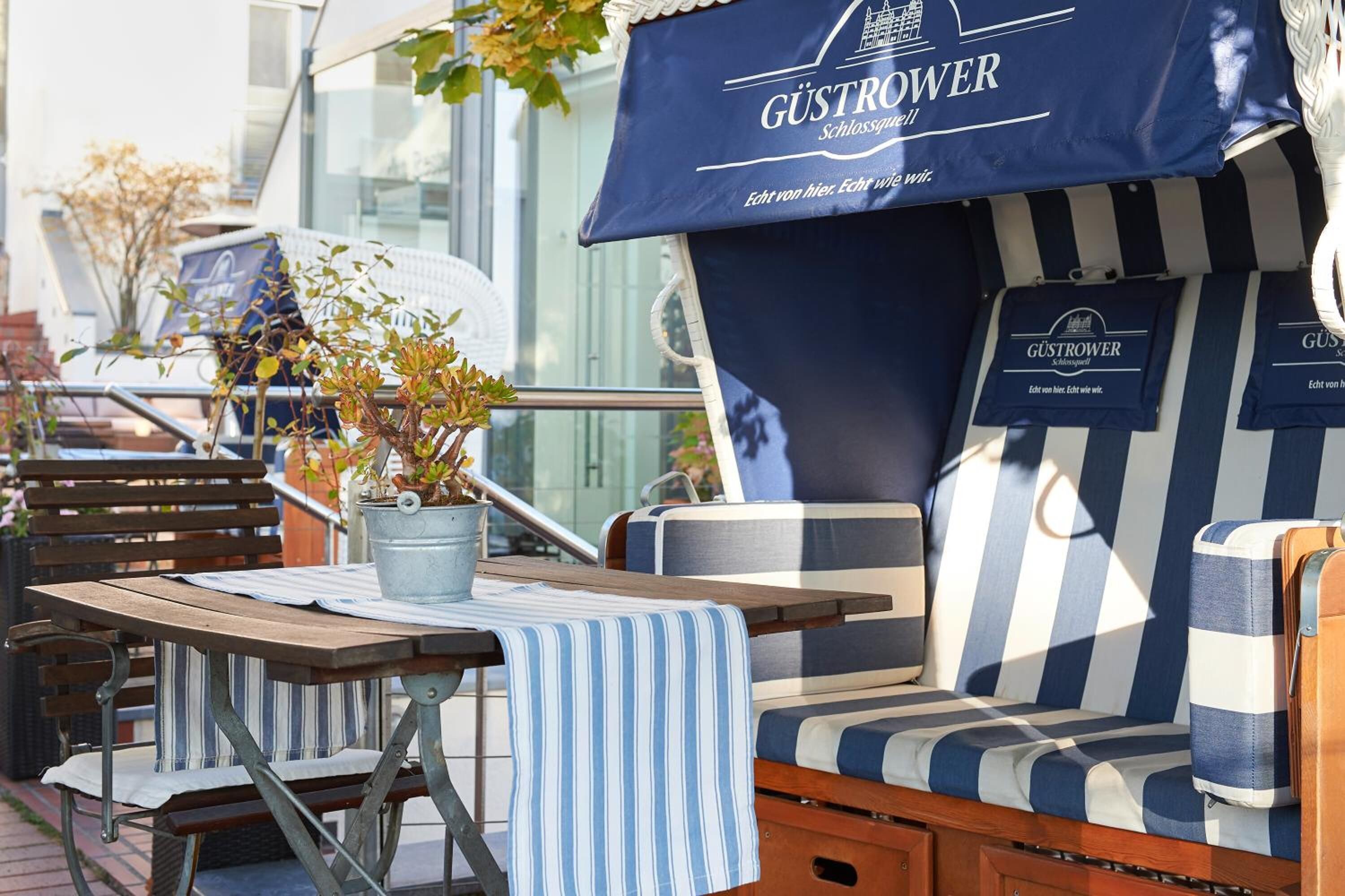 Abendessen, lokale Küche, Speisen im Freien 