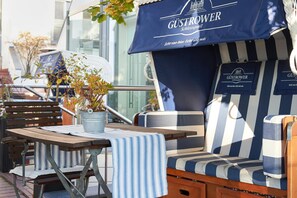 Middag serveres, lokale retter, uteservering