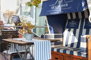 Abendessen, lokale Küche, Speisen im Freien 