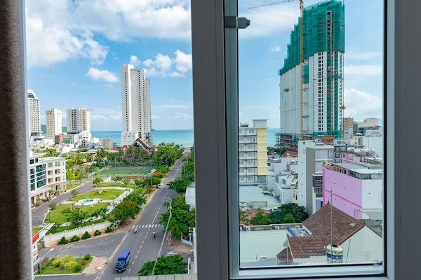 Minibar, safe på rommet, skrivebord og blendingsgardiner