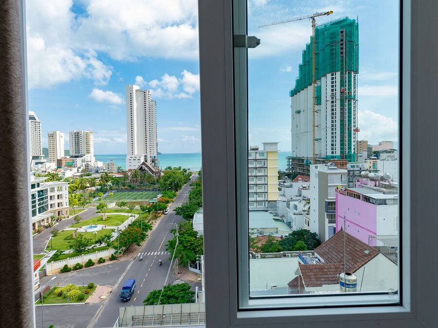 Een minibar, een kluis op de kamer, een bureau, verduisterende gordijnen