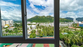 迷你吧、客房内保险箱、办公桌、遮光窗帘