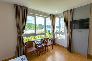 迷你吧、客房內保險箱、書桌、遮光布/窗簾