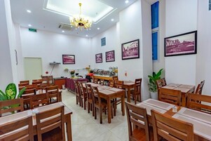 Se sirven desayunos y cocina local e internacional