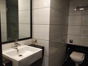 Douche, articles de toilette gratuits, serviettes fournies